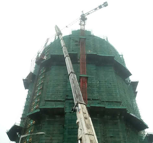 自流井吊车在工地上作业